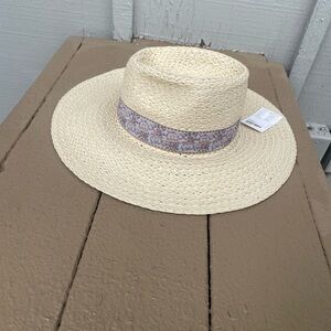 New with tags— Neutral Straw Hat with Floral Band